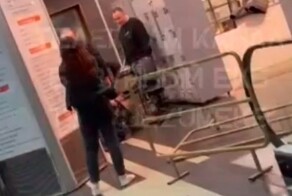 Охранники ночного клуба обматерили девушку и пинками вытолкали её на улицу