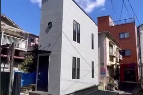 Двухэтажный дом для одного худого человека