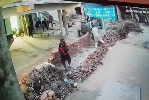 В Индии мужчина пытался убить собственного брата, переехав его трактором из-за земельного спора