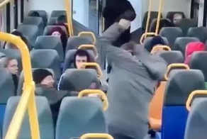 Мужчина ударил пенсионерку в электричке за сделанное замечание