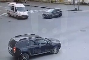 Опрокинул скорую помощь на бок