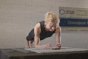 Ай да бабушка! 58-летняя канадка простояла в планке 4,5 часа