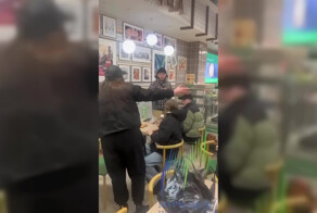 В Мурманске женщина набросилась на подростков, которые посмеялись над ее ссорой с возлюбленным