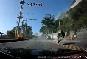 Камнепад смял автомобили на Тайване
