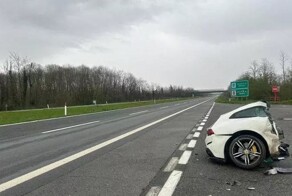 Феррари влетела в отбойник на скорости 200 км/ч