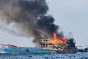 В Таиланде загорелся паром с туристами, плывший на «Остров смерти»