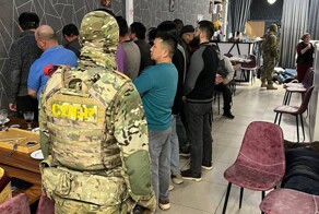 "Все на землю, руки за голову!": в Красноярском крае силовики устроили массовый рейд по выявлению незаконных мигрантов