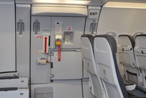 Как пассажир открыл аварийный люк самолёта, перепутав его с туалетом