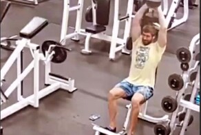 Парень уронил гантелю на&nbsp;свой телефон в&nbsp;спортзале&nbsp;