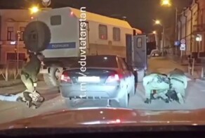 Двое парней показали средний палец водителю автозака и через несколько мгновений стали его пассажирами