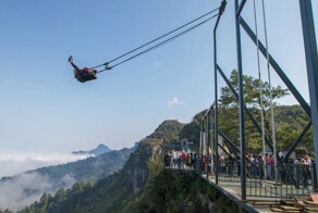 Самые экстремальные качели на краю 300-метровой скалы