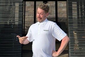 Маколей Калкин устроил своей невесте сюрприз, притворившись сотрудником отеля