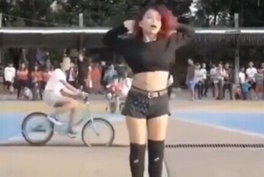 Девочка засмотрелась на танец девушки и упала с велосипеда
