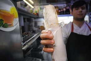 Стафилококк и кишечная палочка: Роскачество проверило шаурму и выявило десятки нарушений