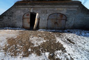 Влюблённая пара написала послание на стенах Владивостокской крепости