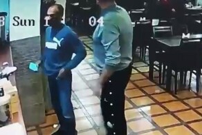 Один из мужчин, разгромивших пиццерию, умер, не дождавшись суда