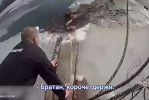 «Я живой! Я живой!!!»: полицейские спасли провалившегося под лёд рыбака в Ангарске