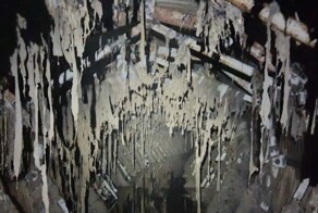 Тряпочные "сталактиты" в канализации Санкт-Петербурга