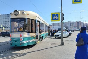 В Санкт-Петербурге “умный” трамвай влетел в толпу пешеходов, которые переходили дорогу по зебре