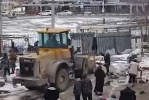 В Новосибирске тракторист радикально решил проблему с нелегальной торговлей мигрантов
