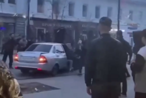 «Он сейчас всех собьёт»: в центре Саратова началась массовая драка горячих парней, а один из них сел в «Приору» и въехал в толпу
