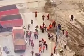 Строители устроили массовое побоище камнями, палками и арматурой