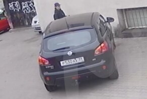Кража за 30 секунд: парень стащил телефон из тачки, пока владелица ходила за пловом