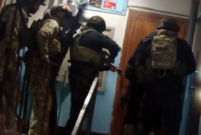 В Ленобласти силовики взяли штурмом квартиру неадеквата, стрелявшего по полицейским