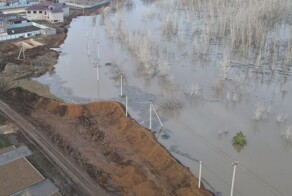 Жители посёлка самостоятельно возвели дамбу и спасли свои дома от подтопления