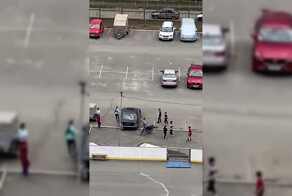 Дети мигрантов разгромили автомобиль, закидав его камнями