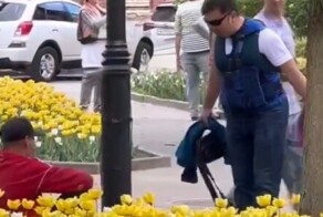Ростовчанин прогнал любителя спать на цветочных клумбах