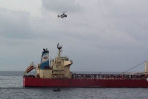 Освобождение захваченного танкера (70 фото + 1 видео)