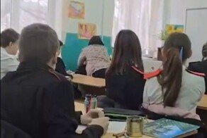 «Столько терплю! Хамло!»: учительница ИЗО отпинала ученика за сидение в телефоне