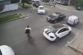 Весьма глупая попытка проскочить дорогу