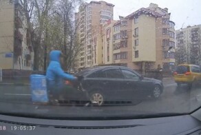 Пешеход столкнулся с курьером на электровелосипеде