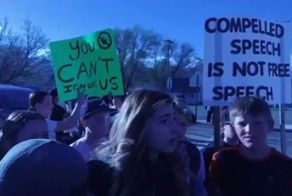 "Мы люди, а не животные": в американской школе прошёл митинг против фурри