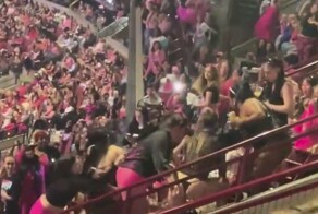 Зрелищная драка на концерте