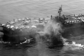 Хелло, "Китти"! Как советская подлодка вспорола брюхо авианосцу США