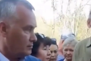 «Сидишь в чистых штанах, а твой сын в Дубае»: мэр затопленного Орска встретился с жителями города и узнал, что о нём думают