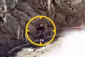 Девушку со щенком сбило мощной волной на скалистой тропе в Крыму