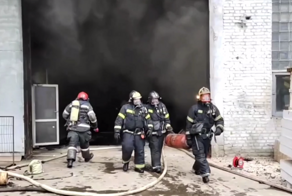 Крупный пожар произошёл на заводе в Воронеже