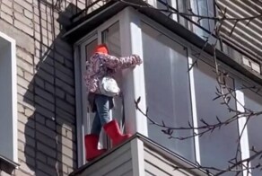 В Кирове бывший десантник спас маленькую девочку, которая вышла погулять на карниз балкона