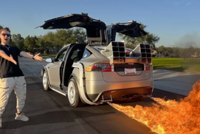 Tesla Model X превратили в машину времени, как в фильме «Назад в будущее»