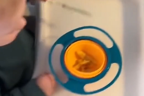 Ребёнок тестирует тарелку-непроливайку