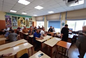 «Он русских на колени ставит»: в Батайске десятки активистов пришли разбираться с учеником, доводившим школьную учительницу