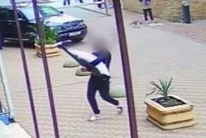 Гулявшего с мёртвым дельфином наркодилера задержали в Сочи