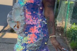 В сети раскритиковали платье с живыми рыбками