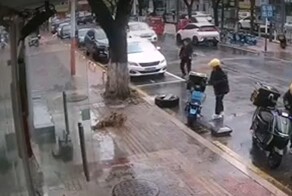 Упавшее дерево чудом не задело курьера