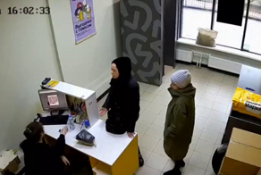 Женщина набросилась на сотрудницу пункта выдачи