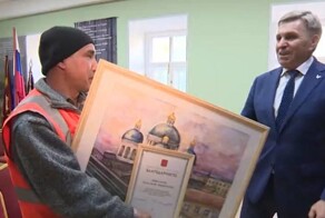Спасшего людей из пожара дворника наградили картиной и новой спецодеждой